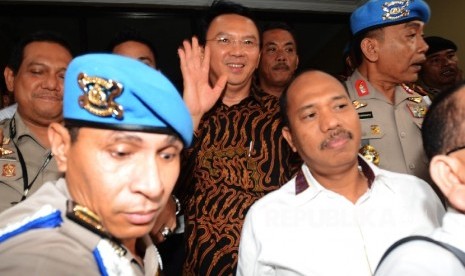 Calon Gubernur DKI Jakarta nomor urut 2 Basuki Tjahaja Purnama atau yang biasa dipanggil Ahok keluar dari ruangan seusai menjalani pemeriksaan di Mabes Polri, Jakarta, Senin (7/11).