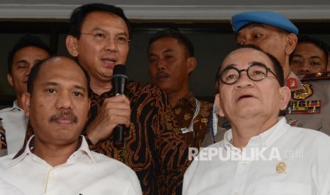 Calon Gubernur DKI Jakarta nomor urut 2 Basuki Tjahaja Purnama atau yang biasa dipanggil Ahok memberikan keterangan kepada awak media seusai menjalani pemeriksaan di Mabes Polri, Jakarta, Senin (7/11).