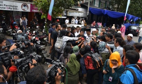  Calon Gubernur DKI Jakarta nomor urut 3, Anies Baswedan, melayani pertanyaan wartawan usai shalat Jumat di Masjid Jami' Attaqwa, Pondok Labu, Cilandak, Jakarta Selatan, Jumat (13/1).