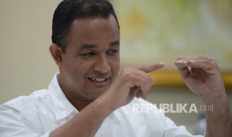 Calon Gubernur DKI Jakarta nomor urut 3 Anies Baswedan memberikan pemaparan saat melakukan pertemuan dengan Redaksi Harian Umum REPUBLIKA di Jakarta, Kamis (17/11) malam. 