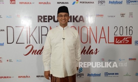 Calon Gubernur DKI Jakarta nomor Urut 3 Anies Baswedan tiba di Masjid Agung At-tin untuk mengikuti Dzikir Nasional 2016, Jakarta, Sabtu (31/12).