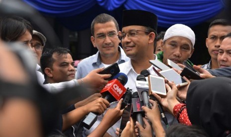 Calon Gubernur DKI Jakarta nomor urut 3, Anies Baswedan, melayani pertanyaan wartawan usai shalat Jumat di Masjid Jami Attaqwa, Pondok Labu, Cilandak, Jakarta Selatan, Jumat (13/1).