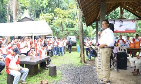 Calon gubernur DKI Jakarta nomor urut 3, Anies Baswedan, mengikuti aksi macing bersama relawan Anies-Sandi di pemancingan umum Kabeda, Kukusan Beji, Depok, Sabtu (14/1).