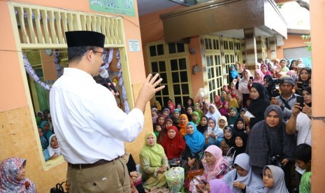 Calon gubernur DKI Jakarta nomor urut 3, Anies Baswedan, menghadiri majelis taklim Nurul Iman untuk memperingati maulid Nabi di Jalan Buncit Raya, Kalibata, Pancoran, Jakarta Selatan, Sabtu (14/1).