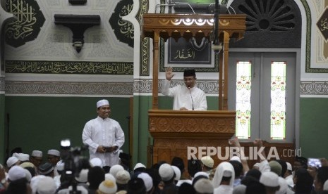 Calon Gubernur DKI Jakarta nomor urut 3, Anies Baswedan, memberikan ceramah saat Tabligh Akbar Politik Islam (TAPI) seusai shalat Subuh berjamaah di Masjid Agung Al-Azhar, Kebayoran Baru, Jakarta, Ahad (15/1). 