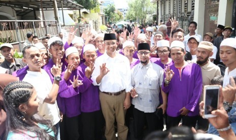 Calon gubernur DKI Jakarta nomor urut 3, Anies Baswedan, melakukan sosialisasi di wilayah Krukut, Taman Sari, Jakarta Barat, Jumat (20/1).