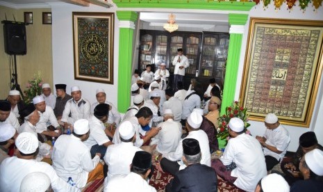 Calon Gubernur DKI Jakarta nomor urut 3, Anies Baswedan, memberikan sambutan di acara Maulid Nabi Muhammad dan milad KH Syaifuddin Amsir di Cipinang Melayu, Jakarta Timur, Selasa (31/1).