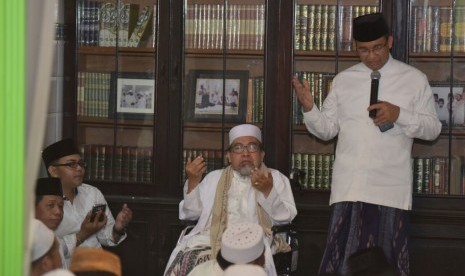 Calon Gubernur DKI Jakarta nomor urut 3, Anies Baswedan, memberikan sambutan di acara Maulid Nabi Muhammad dan milad KH Syaifuddin Amsir di Cipinang Melayu, Jakarta Timur, Selasa (31/1).