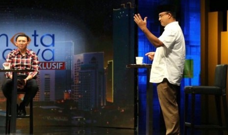 Calon gubernur DKI Jakarta nomor urut 3, Anies Baswedan (kanan), dalam acara talkshow televisi di Jakarta pada Senin (27/3).