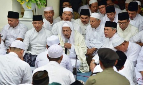 Calon Gubernur DKI Jakarta nomor urut 3, Anies Baswedan, mengikuti pengajian rutin Jumat Kliwonan Kanzuz Sholawat, Pekalongan, Jawa Tengah, Jumat (31/3).