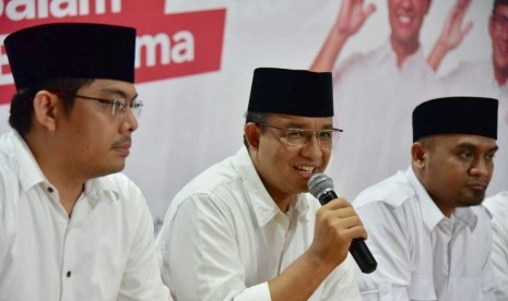 Calon Gubernur DKI Jakarta nomor urut 3, Anies Baswedan, melakukan konferensi pers di Posko Pemenangan Anies Sandi, Menteng, Jakarta Pusat, Senin (3/4).