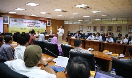 Calon gubernur DKI Jakarta nomor urut 3, Anies Baswedan, mengisi acara di Gedung Nusantara I Komplek DPR/MPR, Jakarta, Rabu (5/4).