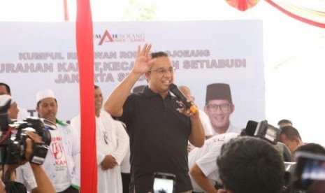 Calon Gubernur DKI Jakarta nomor urut 3, Anies Baswedan, menyapa warga di kawasan Karet, Setiabudi, Jakarta Selatan, Sabtu (8/4). 