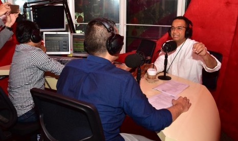 Calon Gubernur DKI Jakarta nomor urut 3, Anies Rasyid Baswedan, melakukan sosialisasi dengan mengunjungi Radio Brava FM di FX Sudirman, Jakarta Pusat, Kamis (19/1).