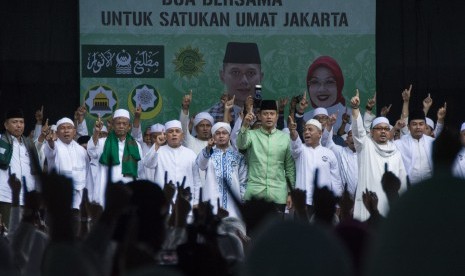 Calon Gubernur DKI Jakarta nomor urut satu Agus Harimurti Yudhoyono (keempat kanan) didampingi Hatta Rajasa (keenam kanan) dan para ulama menghadiri Tablig Akbar dan Istigasah di Lapangan Blok S, Jakarta, Kamis (9/2). 