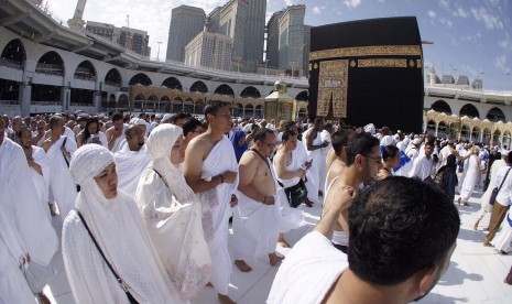 Calon Gubernur DKI Jakarta nomor urut satu Agus Harimurti Yudhoyono (AHY) berjalan mengelilingi kabah (tawaf) saat melaksakan umrah di Mekah, Arab Saudi, Minggu (12/2). 