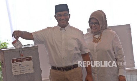  Calon Gubernur DKI Jakarta Nomor Urut Tiga Anies Baswedan didampingi istri dan putrinya menggunakan hak pilihnya di Tempat Pemungutan Suara (TPS) 28, Cilandak, Jakarta Selatan, Rabu (19/4). 