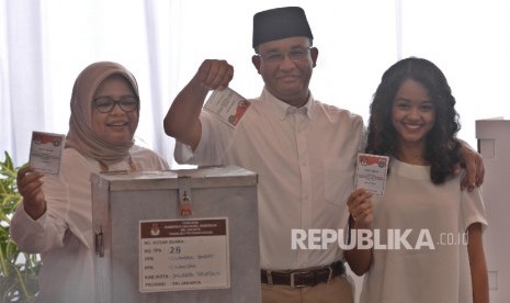 Calon gubernur DKI Jakarta nomor urut tiga Anies Baswedan didampingi istri dan putrinya menggunakan hak pilihnya di tempat pemungutan suara (TPS) 28, Cilandak, Jakarta Selatan, Rabu (19/4). 