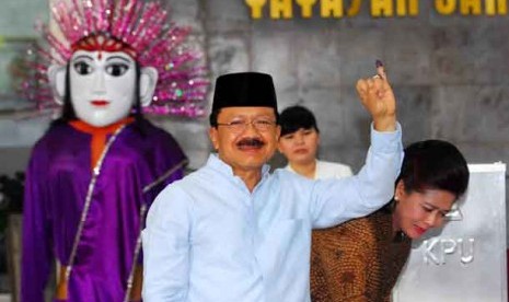 Calon Gubernur, Fauzi Bowo, menunjukan jarinya yang bertinta usai memberikan hak pilih dalam Pilkada DKI Jakarta di TPS 01, Gondangdia, Menteng, Jakarta Pusat, Rabu (11/7).