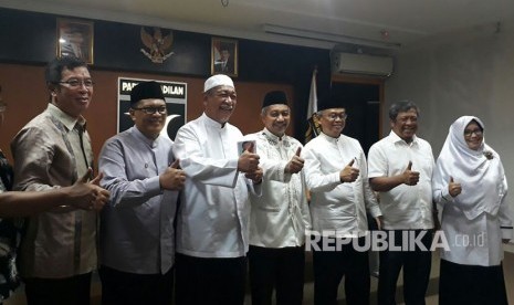 Calon Gubernur Jabar, Deddy Mizwar (Demiz) mengunjungi Kantor DPW PKS Jabar di Jalan Soekarnohatta Kota Bandung, diterima oleh Ketua DPW PKS Jabar Ahmad Syaikhu, Jumat (27/10). 