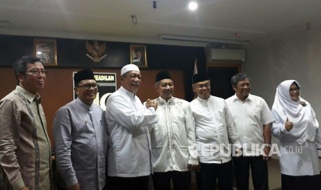 Calon Gubernur Jabar, Deddy Mizwar (Demiz) mengunjungi Kantor DPW PKS Jabar di Jalan Soekarnohatta Kota Bandung, diterima oleh Ketua DPW PKS Jabar Ahmad Syaikhu, Jumat (27/10).