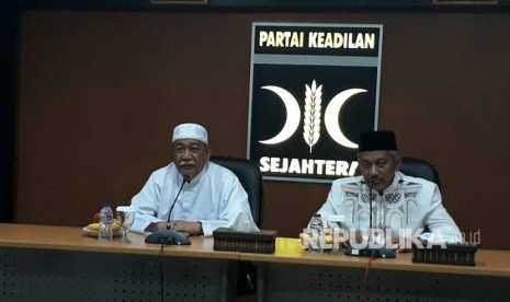 Calon Gubernur Jabar, Deddy Mizwar (Demiz) mengunjungi Kantor DPW PKS Jabar di Jalan Soekarnohatta Kota Bandung, diterima oleh Ketua DPW PKS Jabar Ahmad Syaikhu, Jumat (27/10).