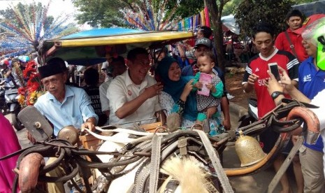 Calon Gubernur Jabar, Deddy Mizwar disambut hangat warga di Karawang, Ahad (4/3).