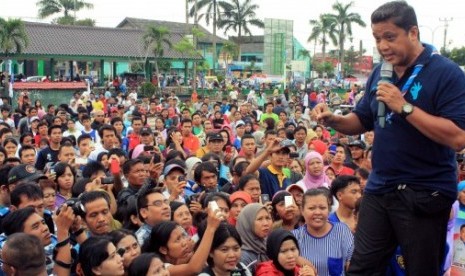 Calon Gubernur Jabar Dede Yusuf menyampaikan orasi usai senam bareng bersama di Lapangan Karangpawitan, Karawang, Jabar, Ahad (17/2). 