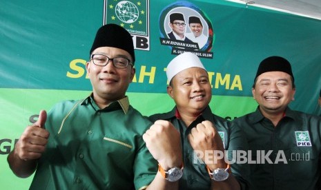 Calon Gubernur Jabar Ridwan Kamil (kiri) dan Calon Wakil Gubernur Jabar Uu Ruzhanul Ulum (tengah) didampingi ketua DPW PKB Jabar Syaiful Huda (kanan) berfoto bersama usai penyerahan surat rekomendasi untuk maju di Pilgub Jabar 2018, di kantor DPW PKB Jabar, Jl Haruman, Kota Bandung, Senin (8/10).