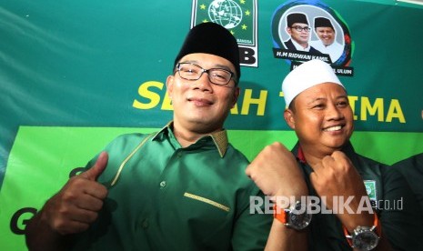 Calon Gubernur Jabar Ridwan Kamil (kiri) dan Calon Wakil Gubernur Jabar Uu Ruzhanul Ulum (kanan) berfoto bersama usai penyerahan surat rekomendasi untuk maju di Pilgub Jabar 2018, di DPW PKB Jabar, Jl Haruman, Kota Bandung, Senin (8/10).