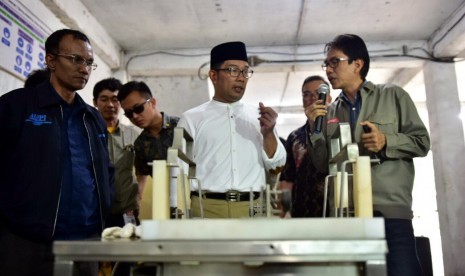 Calon Gubernur Jabar Ridwan Kamil mendatangi beberapa industri kecil menengah di Bekasi, Rabu (28/2)