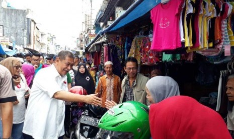 Calon Gubernur Jabar Roadshow di Sukabumi. Antara lain mendatangi Pasar Ciwangi, Kota Sukabumi, Jumat (23/2). Foto: Riga Nurul Iman