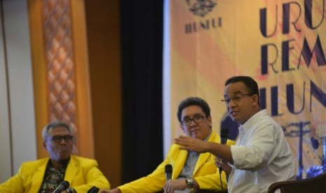 Calon gubernur Jakarta, Anies Baswedan (kanan), menghadiri Urun Rembuk Ikatan Alumni Universitas Indonesia (ILUNI UI) di Hotel Grand Sahid, Jakarta, Selasa (10/1).