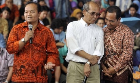 Calon Gubernur Jakarta, Faisal Basri (tengah).