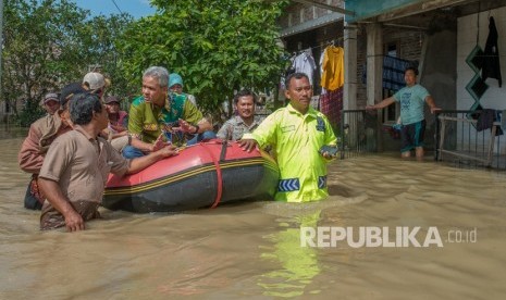 Gubernur Jateng Ganjar Pranowo (kedua kiri) berbincang dengan korban banjir (ilustrasi)