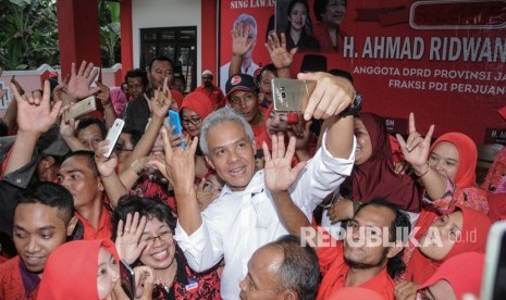 Calon Gubernur Jateng nomor urut satu Ganjar Pranowo (tengah)