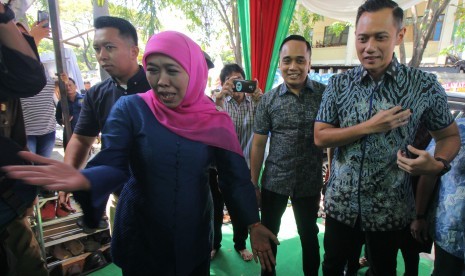 Gubernur Jatim Khofifah Indar Parawansa (kedua kiri) menerima ketua Umum Demokrat Agus Harimurti Yudhoyono (kanan) di kediamannya di Surabaya, Jawa Timur, Minggu (1/7).