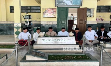 Calon Gubernur Jawa Barat (Cagub Jabar) nomor urut 3, Ahmad Syaikhu, berziarah ke makam KH Noer Ali yang berlokasi di Ujungharapan Bahagia, Babelan, Kabupaten Bekasi, Ahad (10/11/2024).