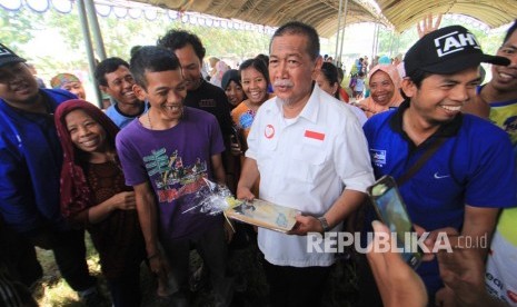 Calon Gubernur Jawa Barat Deddy Mizwar (tengah) berdialog dengan petani di Lobener, Indramayu, Jawa Barat, Rabu (14/3).