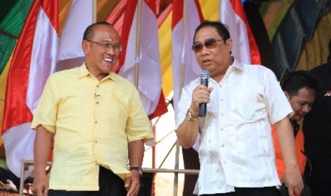 Calon Gubernur Jawa Barat Irianto MS Syafiuddin (Yance) dan Ketua Umum Partai Golkar, Aburizal Bakrie (kiri). 