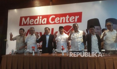 Calon Gubernur Jawa Barat no urut tiga, Sudrajat menggelar konferensi pers di media Centre pasangan Asyik di Hotel Preanger, Rabu (27/6).