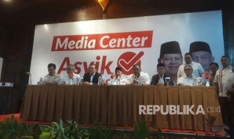 Calon gubernur Jawa Barat nomor urut tiga, Sudrajat menggelar konferensi pers di media Centre pasangan Asyik di Hotel Preanger, Rabu (27). Sudrajat mengatakan hasil hitung cepat belum final dan jangan terlebih dahulu ada yang mengklaim kemenangan.