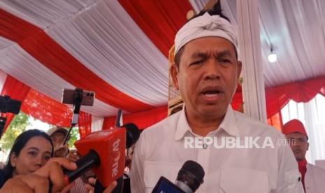 Calon Gubernur Jawa Barat nomor urut 4 Dedi Mulyadi usai mencoblos di dekat kediamannya Pasawahan, Purwakarta,   Rabu (27/11/2024). 