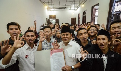 Calon Gubernur Jawa Barat nomot urut tiga Sudrajat berfoto bersama dengan mahasiswa saat menghadiri deklarasi relawan mahasiswa asyik di Gedung Indonesia Menggugat, Bandung, Jawa Barat, Rabu (4/4).