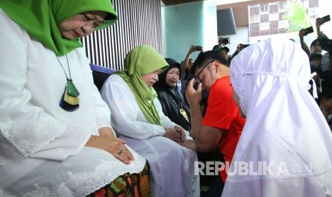 Calon Gubernur Jawa Barat Ridwan Kamil bersama istri Atalia Praratya memohon doa restu pada orang sebelum melakukan pencoblosan dalam Pilkada Serentak 2018, di rumahnya, di Cigadung, Kota Bandung, Rabu (27/6).