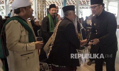 Calon Gubernur Jawa Barat Ridwan Kamil (kanan) menyambut kedatangan Ulama-ulama Pantura di Pendopo Kota Bandung, Jawa Barat, Jumat (22/12). 