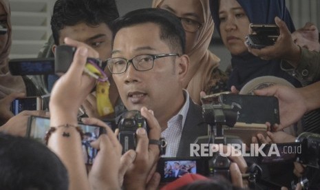 Calon Gubernur Jawa Barat Ridwan Kamil memberikan keterangan kepada awak media mengenai pencabutan dukungan Partai Golkar, di Pendopo Wali Kota, Bandung, Jawa Barat, Senin (18/12).