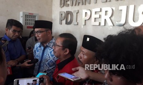 Calon Gubernur Jawa Barat, Ridwan Kamil memberikan keterangan pers usai mendatangi Kantor DPP PDIP, Menteng, Jakarta, Rabu (3/12). 