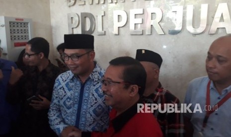 Calon Gubernur Jawa Barat, Ridwan Kamil memberikan keterangan pers usai mendatangi Kantor DPP PDIP, Menteng, Jakarta, Rabu (3/1). 