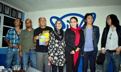 Calon Gubernur Jawa Barat Rieke Diyah Pitaloka (ketiga kanan) bersama Calon Wakil Teten Gubernur Jawa Barat, Teten Masduki (ketiga kiri) menemui personil Slank di Markas Slank, Jl Potlot, Jakarta Selatan, Jumat (22/2). Kedatangan Rieke tersebut sebagai pen